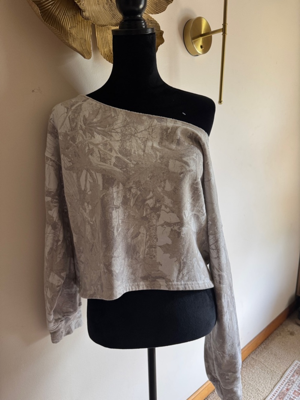 Off-Shoulder Pullover Sweatshirt in Taupe Camo Print